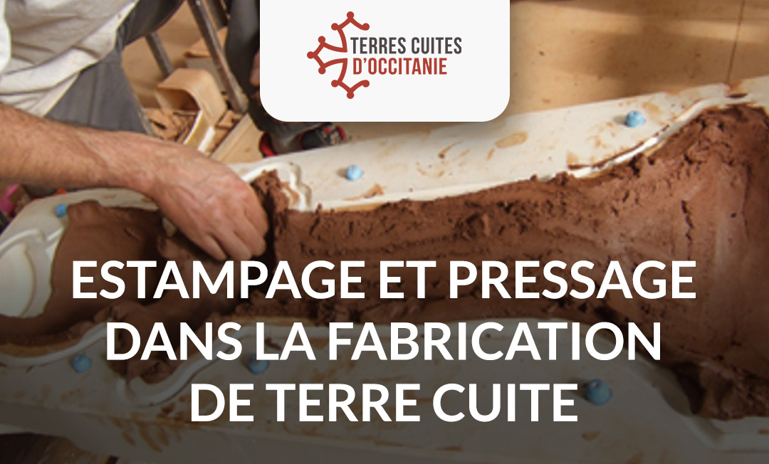 Estampage et pressage dans la fabrication de terre cuite